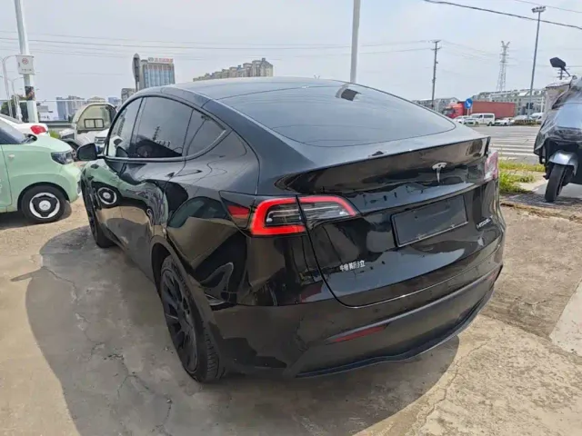 Tesla Model Y — Фото автомобиля 4