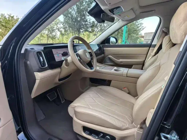 AITO Wenjie AITO M8 2025 Extended Range Ultra 53.4kWh 6-Seater — Фото автомобиля 2
