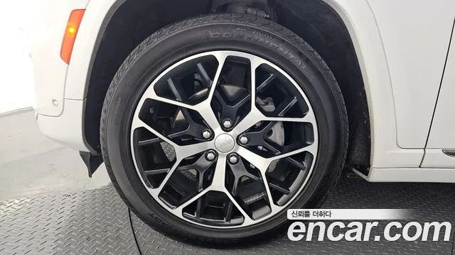 Jeep Cherokee — Фото автомобиля 5