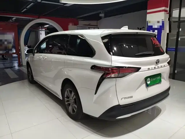 Toyota Sienna — Фото автомобиля 4