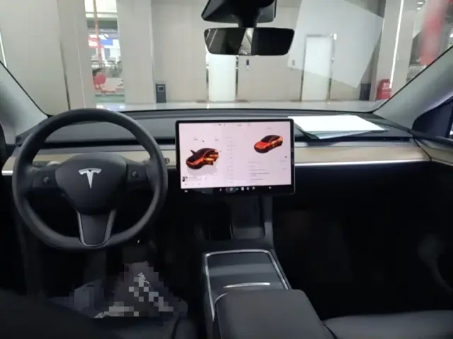 Tesla Model Y — Фото автомобиля 17