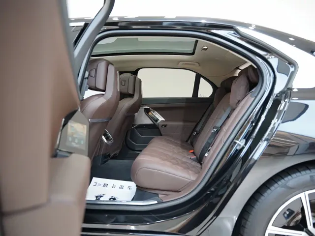BMW BMW i7 2023 eDrive50L Leading M Sport Package — Фото автомобиля 19