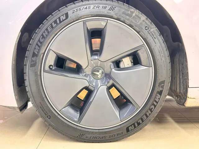 Tesla Model 3 — Фото автомобиля 7