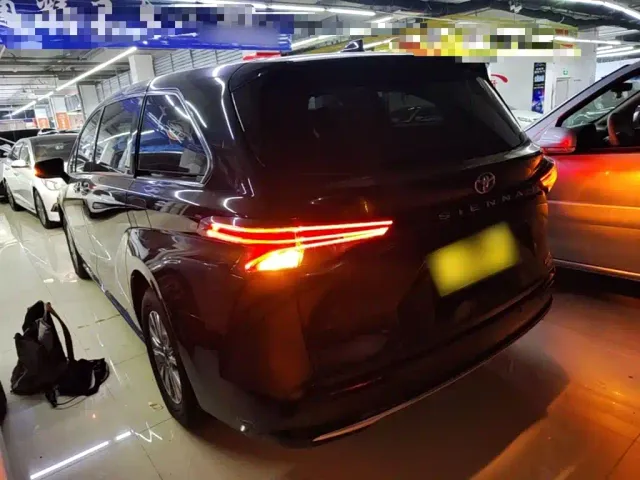Toyota Sienna — Фото автомобиля 4