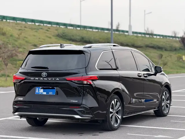 Toyota Granvia — Фото автомобиля 12