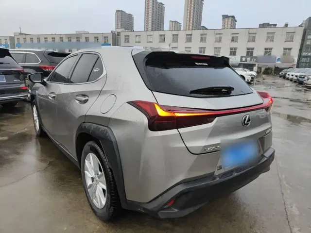 Lexus UX — Фото автомобиля 4