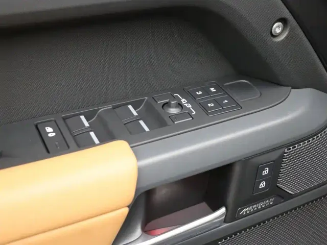 Land Rover Defender — Фото автомобиля 12
