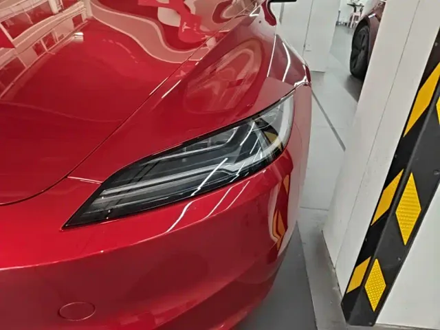 Tesla Model 3 — Фото автомобиля 23