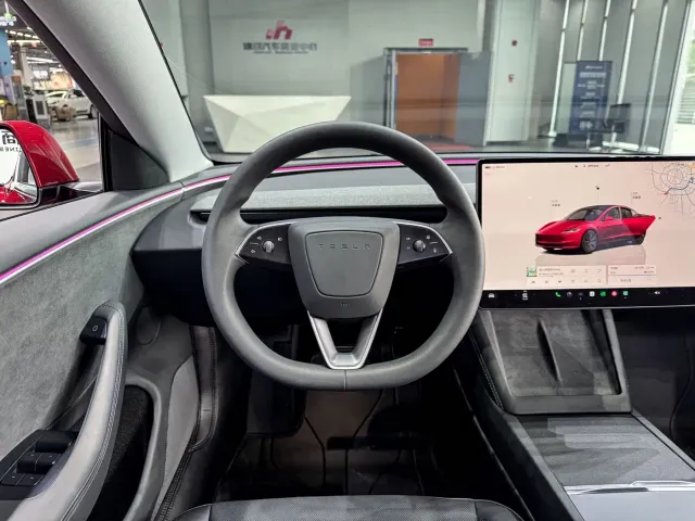 Tesla Model 3 — Фото автомобиля 10
