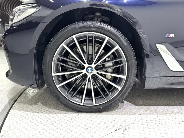BMW 5 Series — Фото автомобиля 9