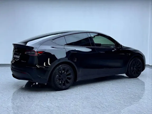 Tesla Model Y — Фото автомобиля 15