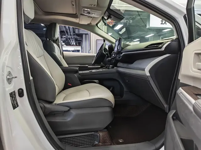 Toyota Sienna — Фото автомобиля 12