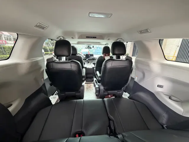 Toyota Sienna — Фото автомобиля 16