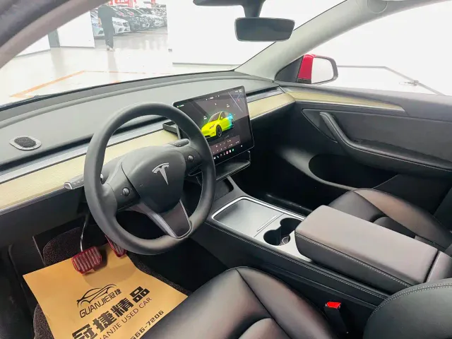 Tesla Model Y — Фото автомобиля 6