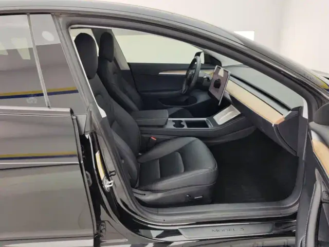 Tesla Model 3 — Фото автомобиля 8