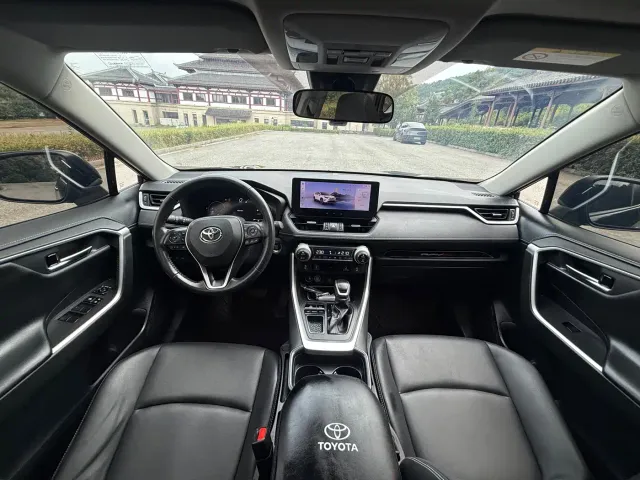 Toyota RAV4 — Фото автомобиля 9