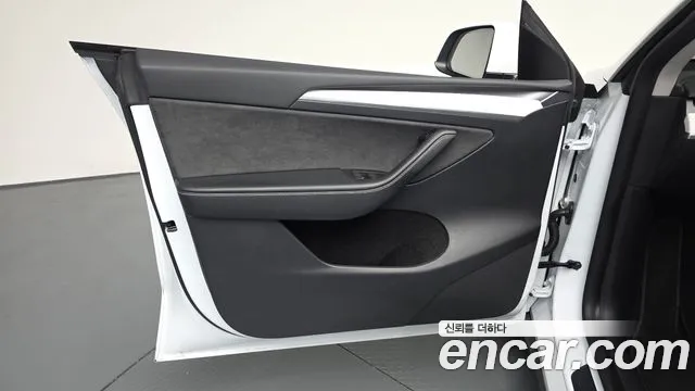 Tesla Model Y — Фото автомобиля 13