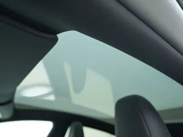 Tesla Model Y — Фото автомобиля 11