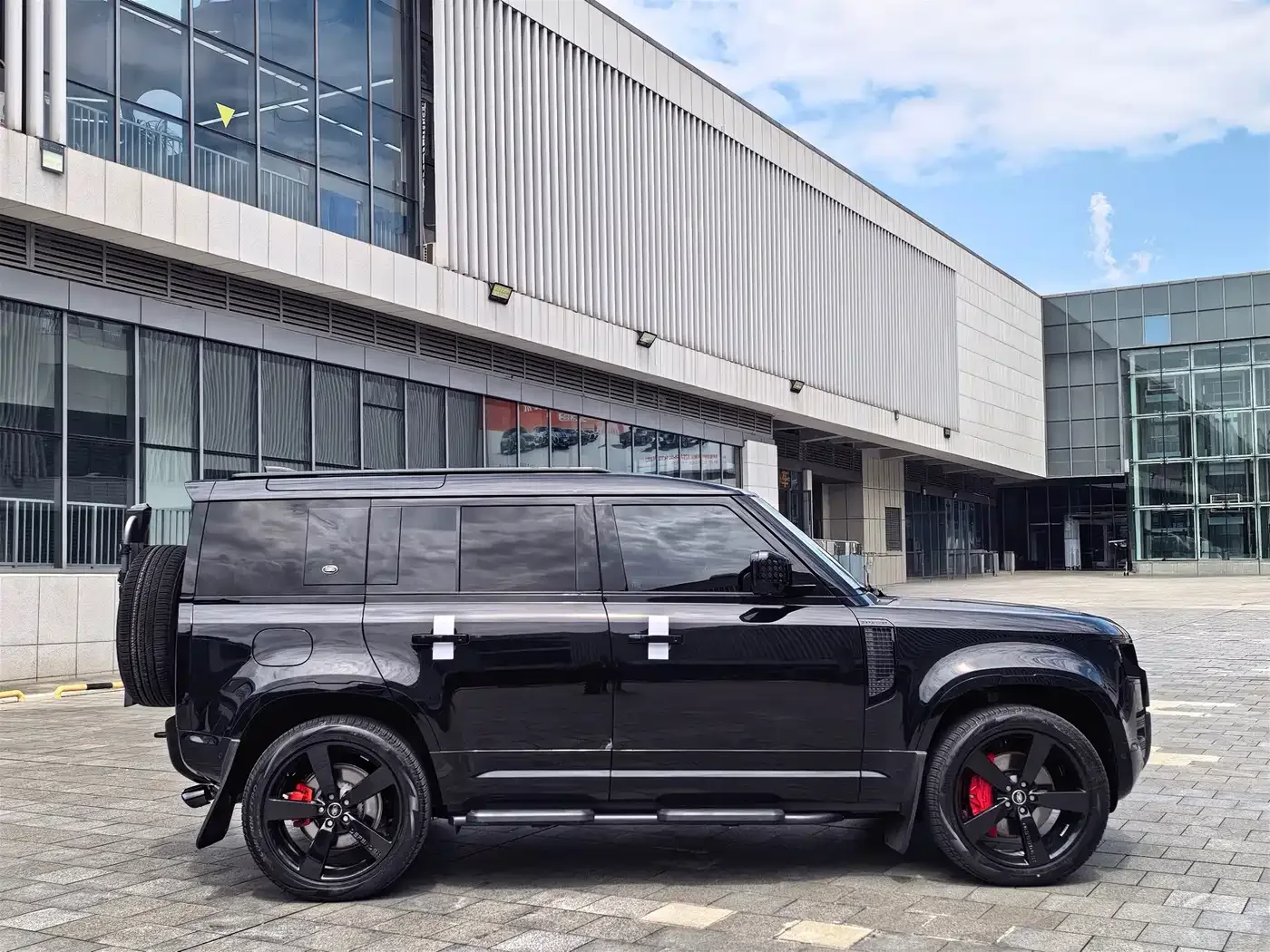 Land Rover Land Rover Defender 2024 110 3.0T P400 X-DYNAMIC HSE — Фото автомобиля 5