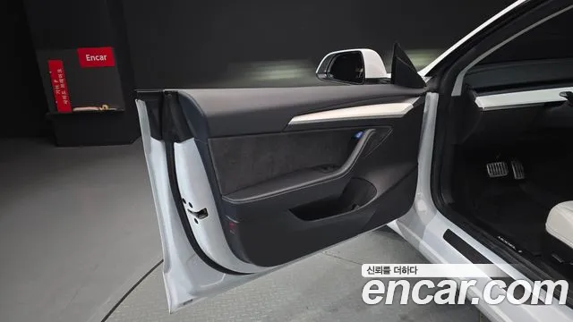 Tesla Model 3 — Фото автомобиля 23