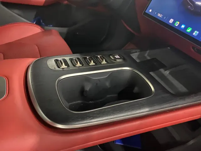 Xiaomi SU7 — Фото автомобиля 13