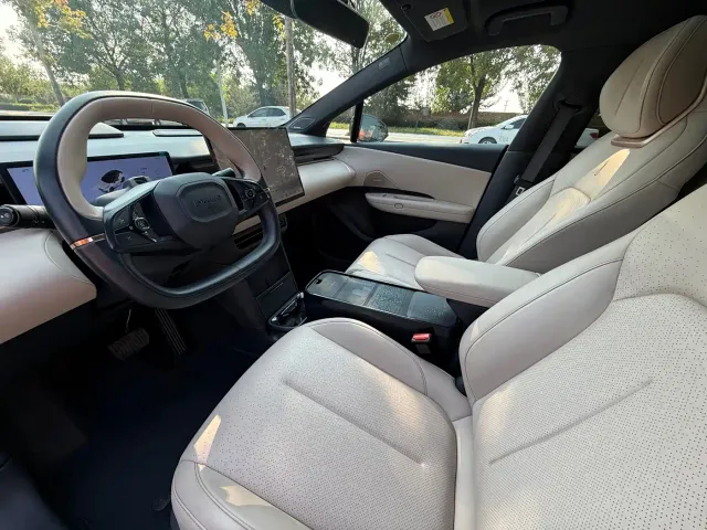 Lynk & Co Z20 — Фото автомобиля 11
