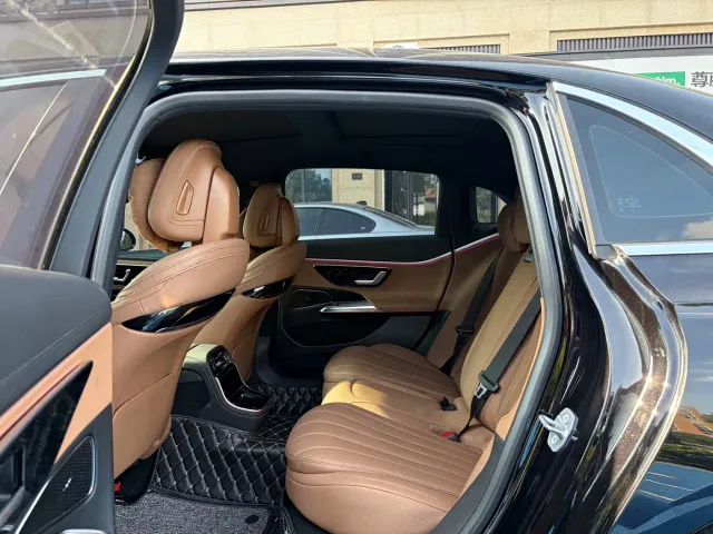 Mercedes-Benz E-Class — Фото автомобиля 12