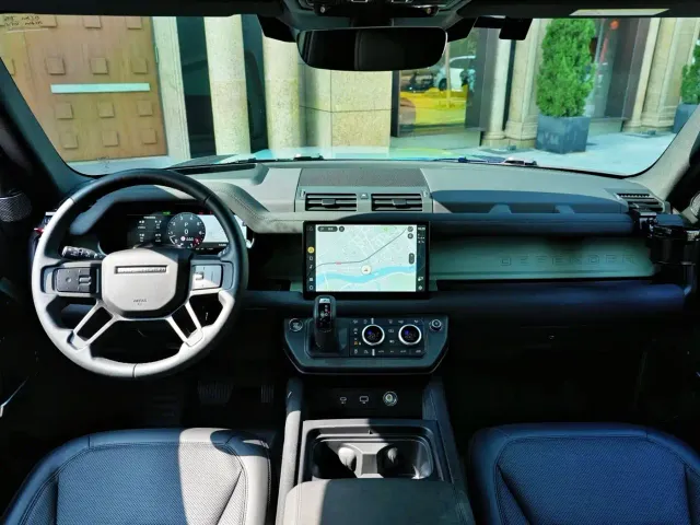 Land Rover Defender — Фото автомобиля 11