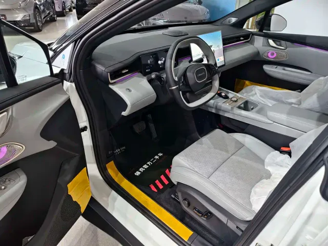 Lynk & Co Z20 — Фото автомобиля 14