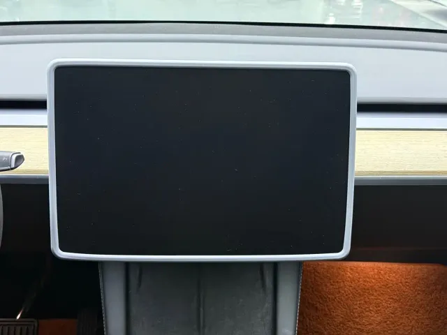Tesla Model Y — Фото автомобиля 11