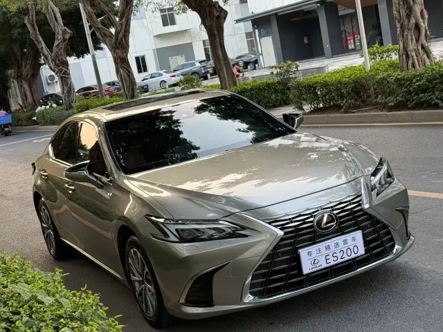Фотография автомобиля — Lexus ES