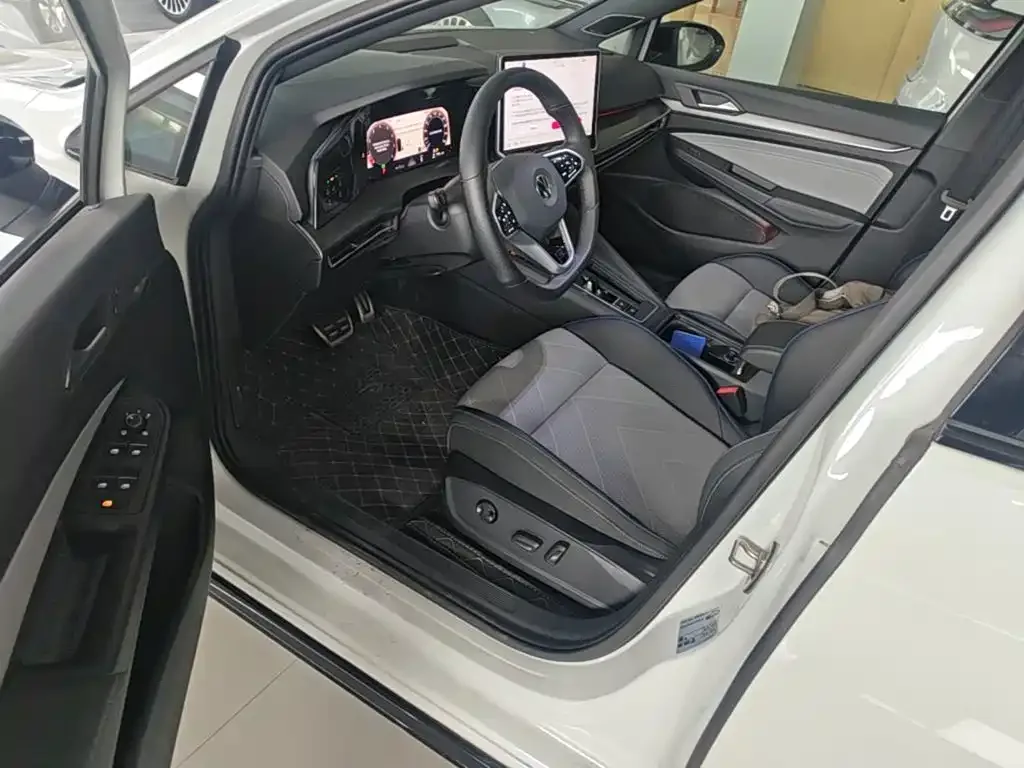 Volkswagen Golf 2025 300TSI R-Line — Фото автомобиля 15