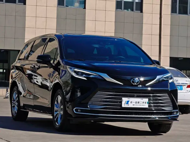 Toyota Sienna — Фото автомобиля 3