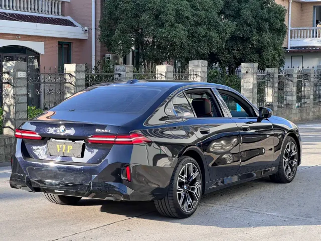 BMW 5 Series — Фото автомобиля 9