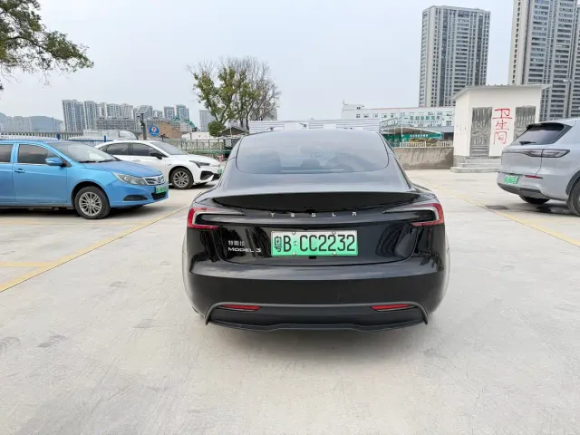 Tesla Model 3 — Фото автомобиля 4