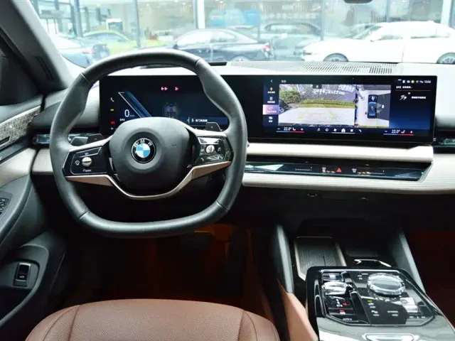 BMW 5 Series — Фото автомобиля 12