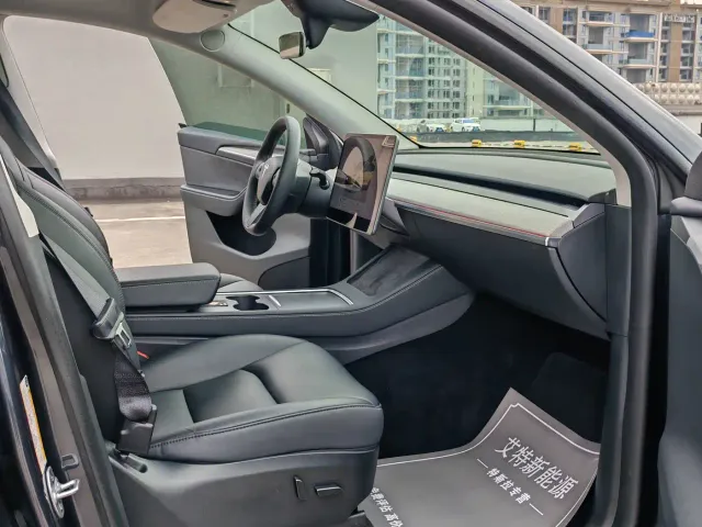 Tesla Model Y — Фото автомобиля 13