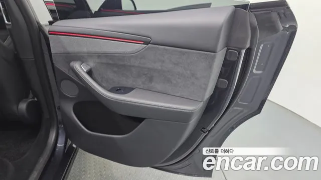 Tesla Model Y — Фото автомобиля 14