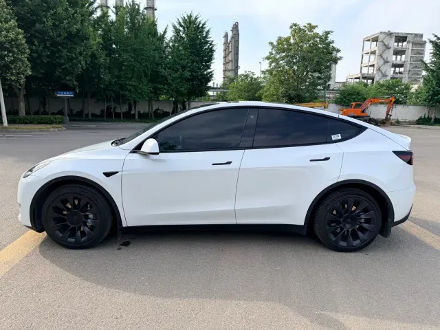 Tesla Model Y — Фото автомобиля 8
