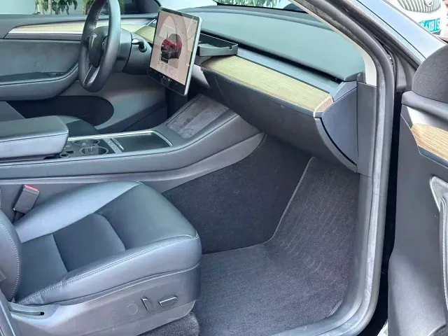 Tesla Model Y — Фото автомобиля 9