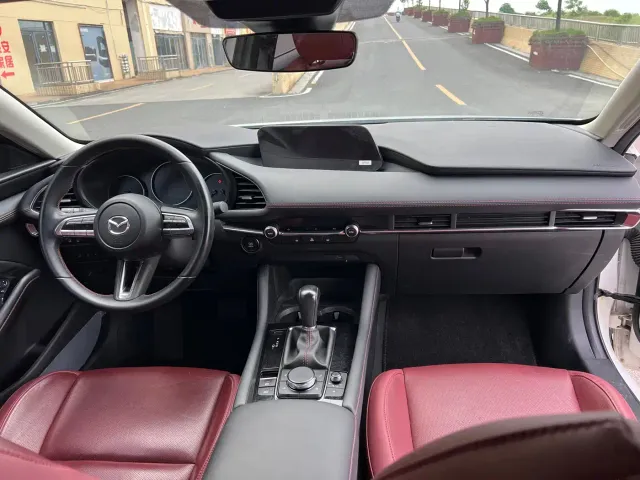 Mazda Axela — Фото автомобиля 9