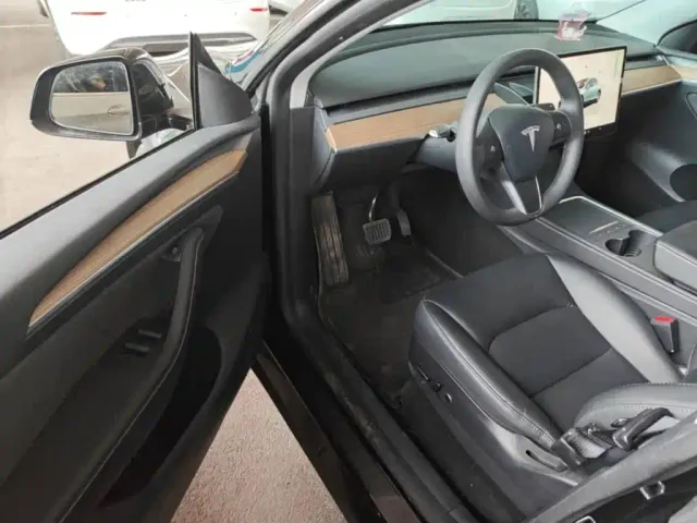 Tesla Model Y — Фото автомобиля 15