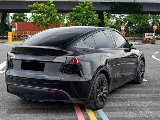 Tesla Model Y — Фото автомобиля 8