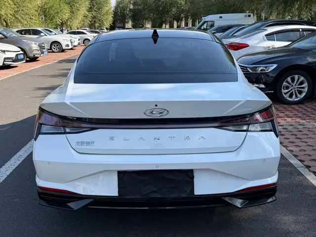 Hyundai Elantra 2022 1.5L CVT LUX Premium Edition — Фото автомобиля 6