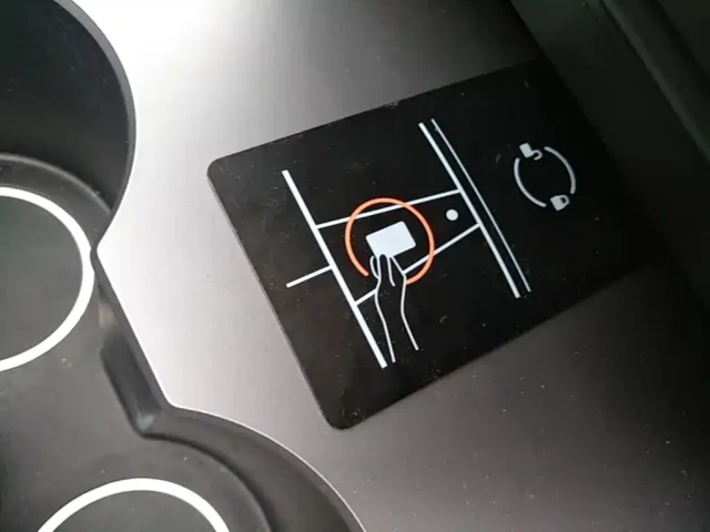 Tesla Model Y — Фото автомобиля 16