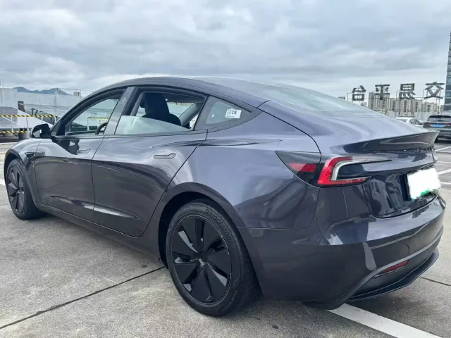 Tesla Model 3 — Фото автомобиля 6