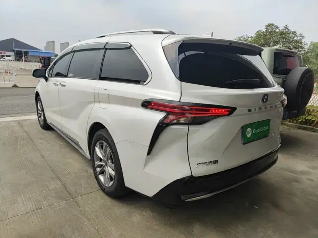 Toyota Sienna — Фото автомобиля 4