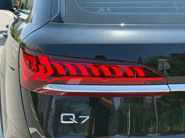 Audi Q7 — Фото автомобиля 9