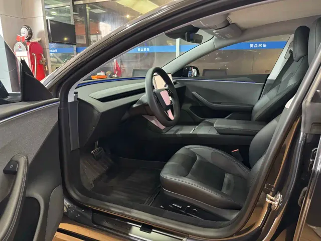 Tesla Model 3 — Фото автомобиля 6