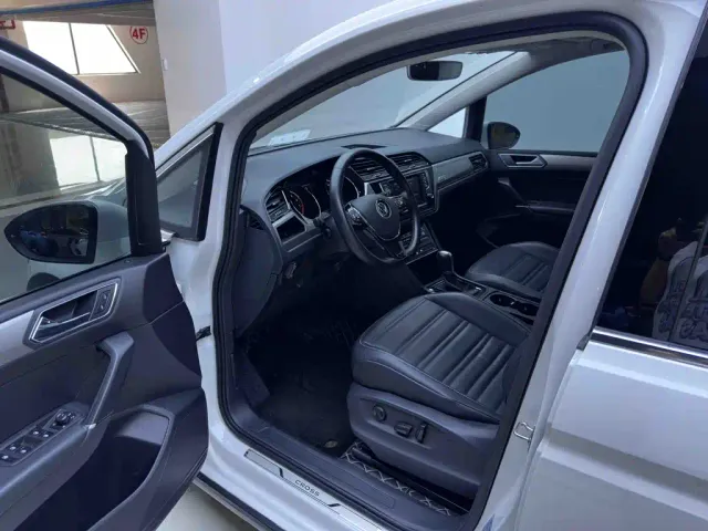 Volkswagen Touran — Фото автомобиля 9